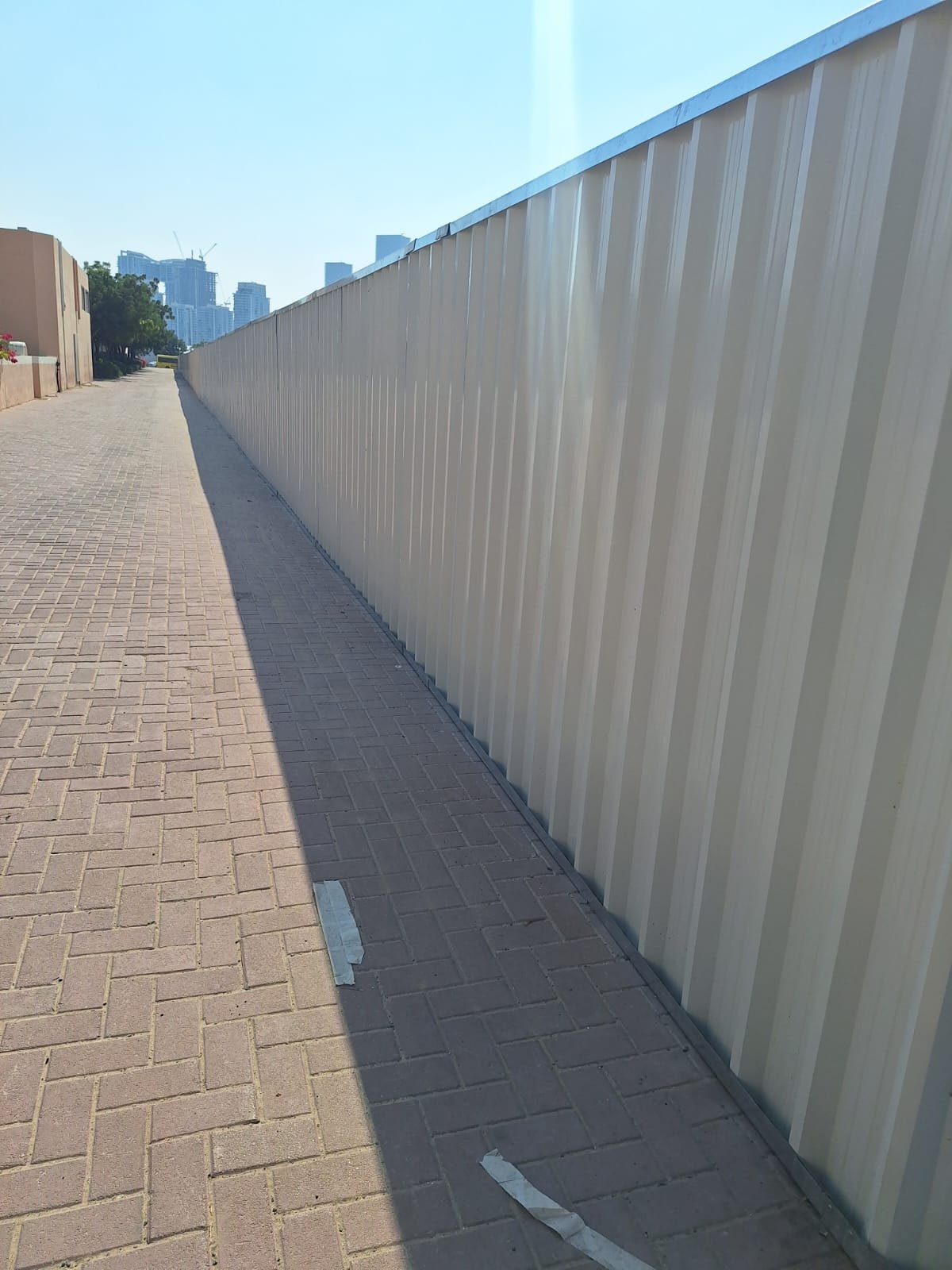 continuous fence wall